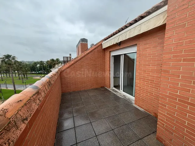 ÁTICO DÚPLEX CON TERRAZA, GARAJE Y ASCENSOR EN EL CENTRO DE  - foto 2