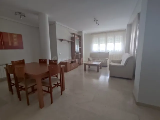 Piso seminuevo con cuatro amplios dormitorios, dos baños completos, garaje, trastero y piscina comun — 2