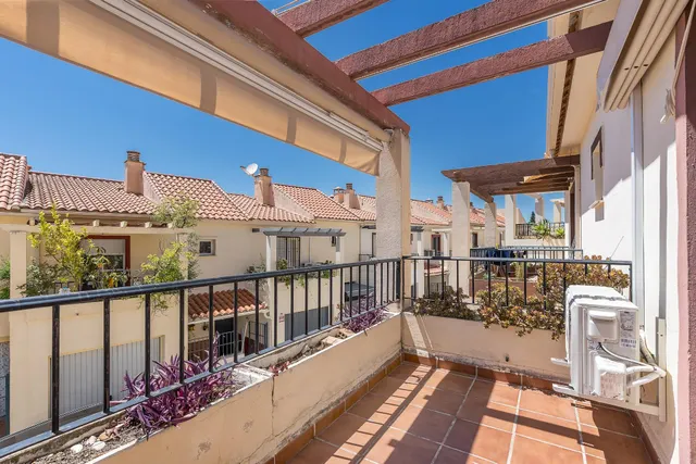 ADOSADA EN URBANIZACIÓN EN HUETOR VEGA — 25