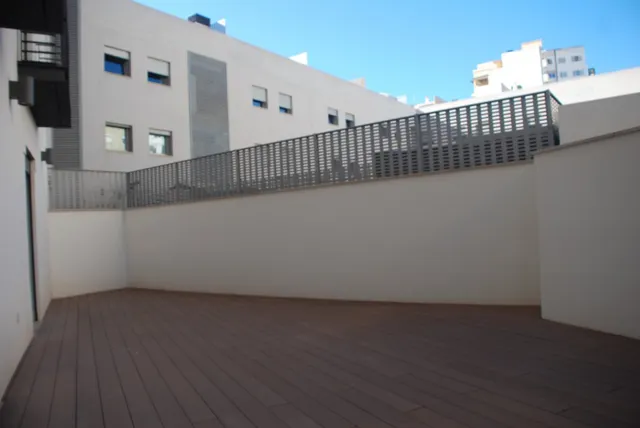 Piso a estrenar con terraza de 40 m2, parking y piscina en calle peatonal Nuredduna – Palma. — 30