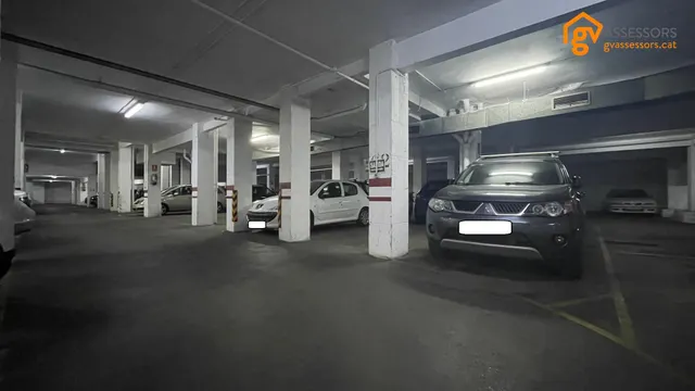 PLAZA DE PARKING PARA COCHE PEQUEÑO O 2 MOTOS - foto 2