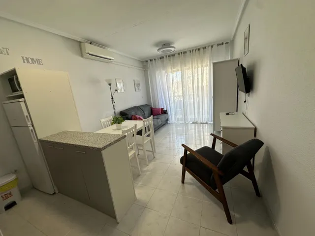Estudio con terraza, Alicante, Torrevieja. 1 habitación, 36 m2, 900 metros al mar — 2