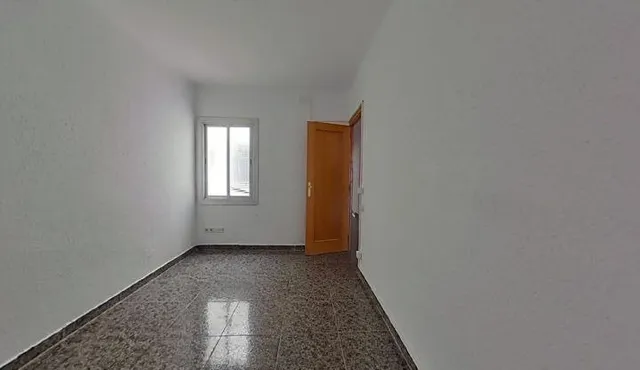 ¡¡solo inversores!!! piso con balcón junto biblioteca central de cornella — 11