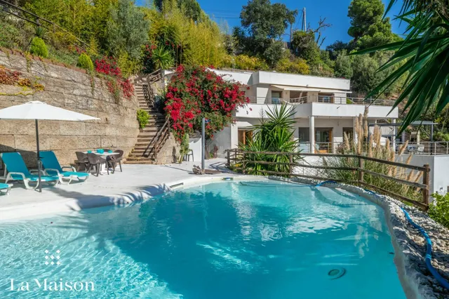 Vivienda contemporánea con vistas al mar y la montaña en el 