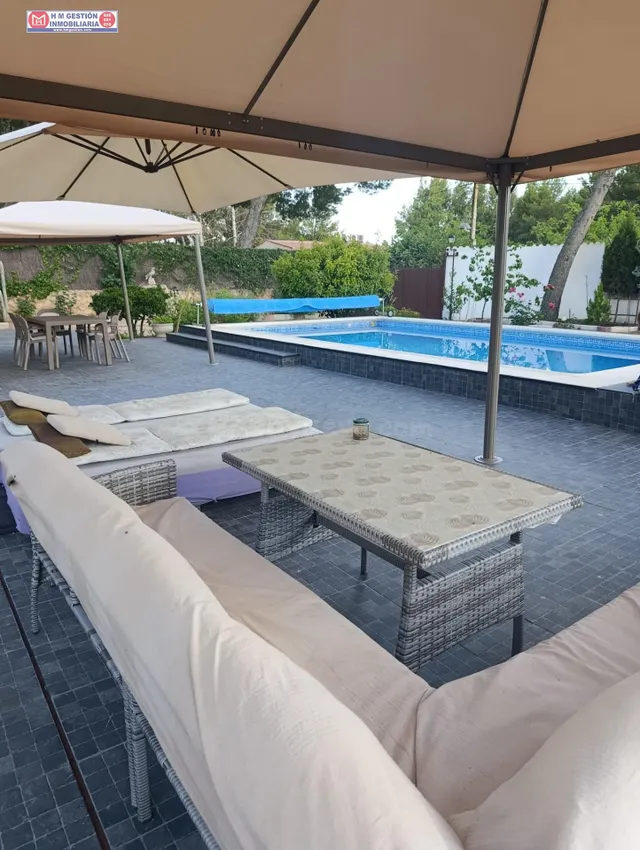 CHALET REFORMADO TOTALMENTE AMUEBLADO CON PISCINA Y PATIO DE - foto 4