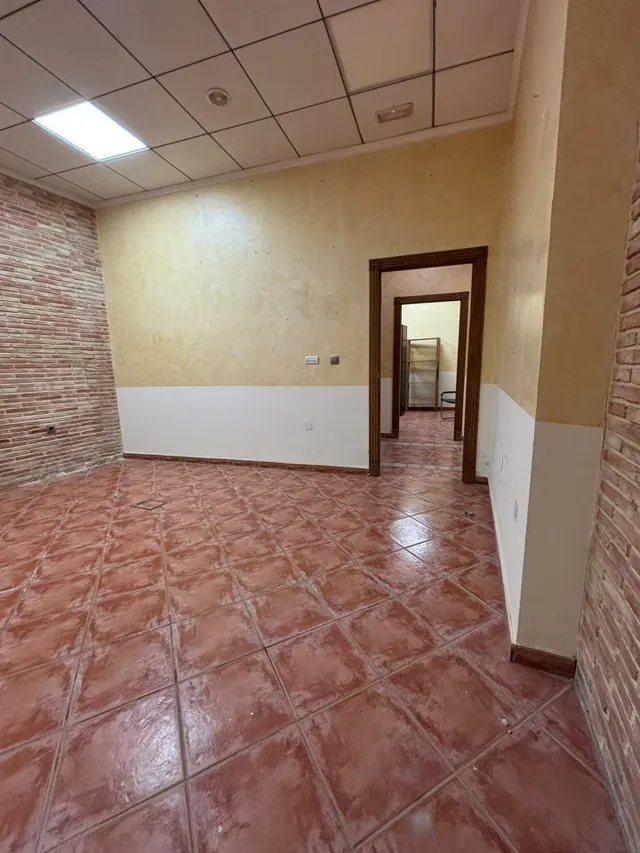 LOCAL COMERCIAL DE 300 m2 – ALQUILER CON OPCIÓN DE COMPRA — 39