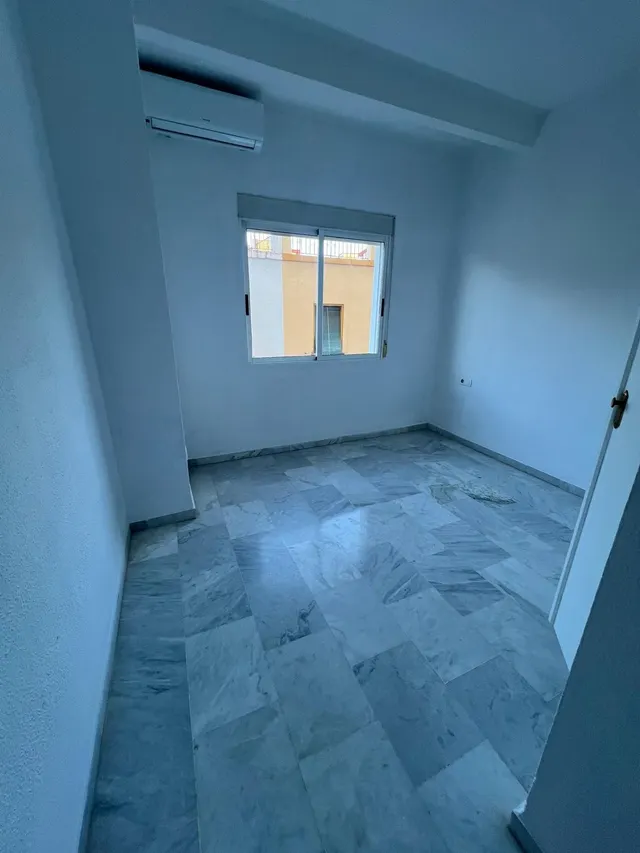 Los Remedios, Avda. República Argentina. Excelente vivienda de 3 habitaciones 2 baños se alquila. — 9