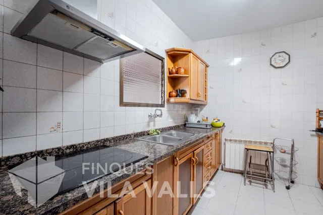 Casa de pueblo muy céntrica con gran local en semi-sótano - foto 3