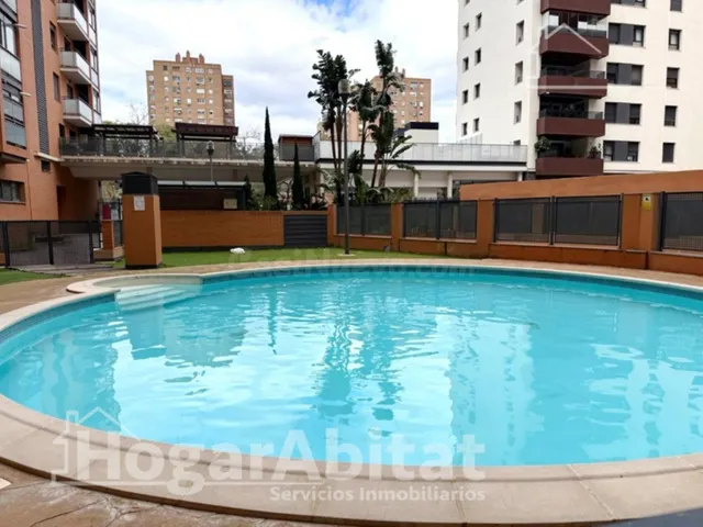 EN RESIDENCIA CON PISCINA Y GARAJE CERCA DE LA CIUDAD DE LAS - foto 2