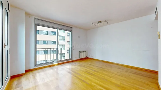 Poblenou: luz natural, dos amplias habitaciones y parking y trastero incluidos en el precio. — 2