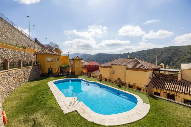 SE VENDE CASA ADOSADA URB. LA BERMEJANA, 4 DORM,3 BAÑOS. 2 S