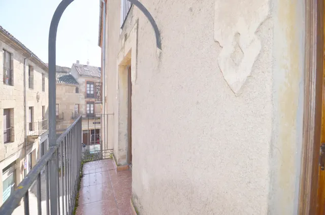 Urbis te ofrece un estupendo edificio en venta en todo el centro de Ciudad Rodrigo, Salamanca. — 33