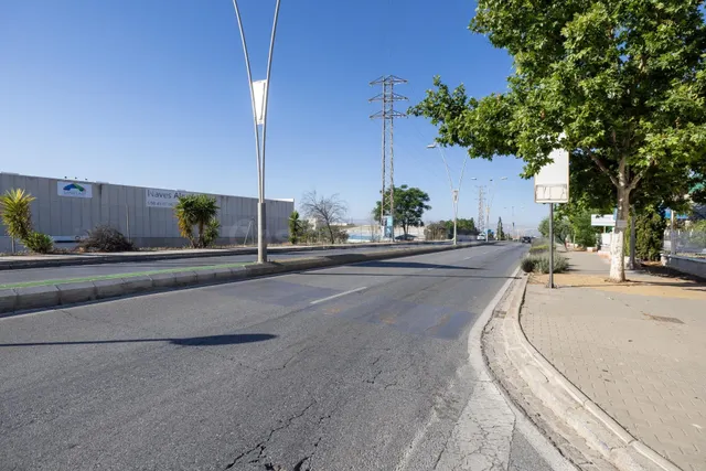 ¡Oportunidad Única! Amplia Nave Industrial en Albolote - foto 2