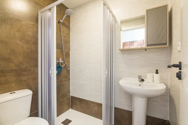 Se vende este gran piso junto Corazón de Jesús con 5 habitaciones y 5 baños ideal como inversión para rentabilizarlo!!! — 26