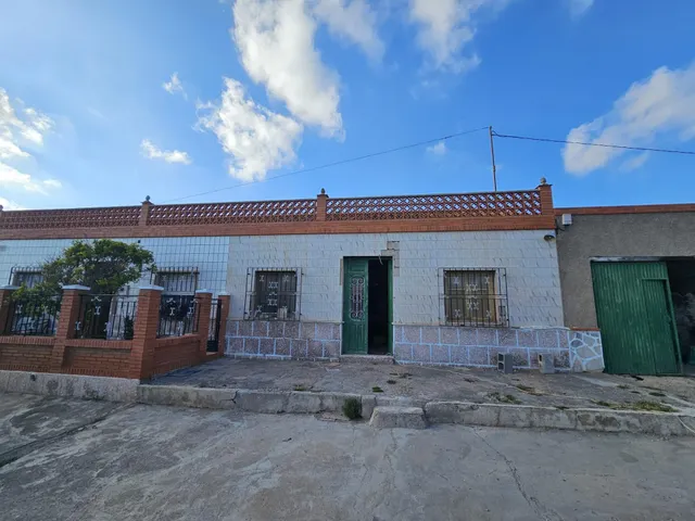¡GRAN OPORTUNIDAD! FINCA RÚSTICA CON DOS VIVIENDAS Y AMPLIO  - foto 3