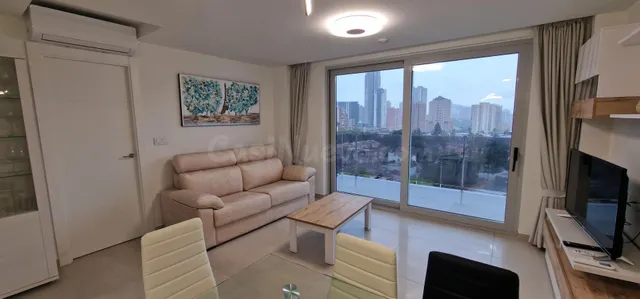 Apartamento moderno con terraza y piscina en cala de finestr