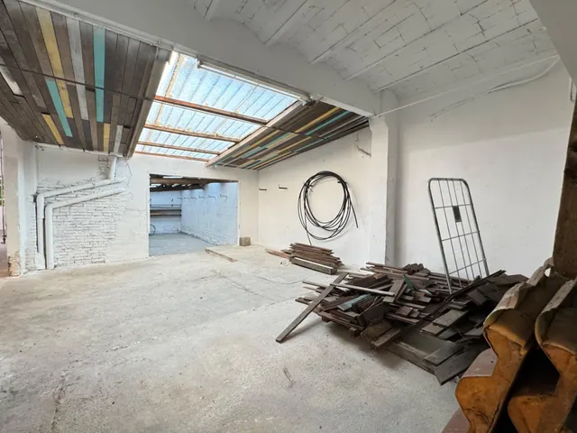 Nave en zona urbana con 264 m2 y con jardín de 114 m2 orientado al sur, garaje y gran potencial como estudio profesional. — 17
