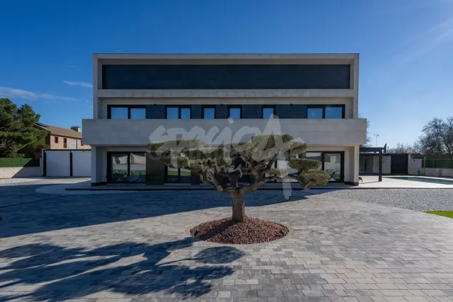 Chalet de lujo en venta en Colmenarejo con piscina climatizada — 3