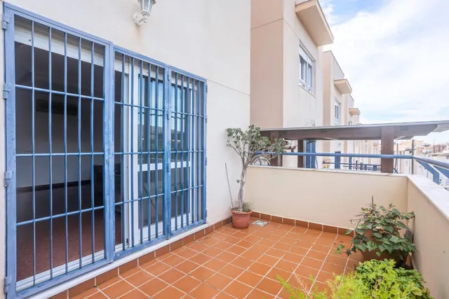 Almeria - cruz de caravaca: amplio triplex - 6 habitaciones + 3 baños + 1 aseo + garaje amplio + 2 salones + 2 cocinas + solarium — 10