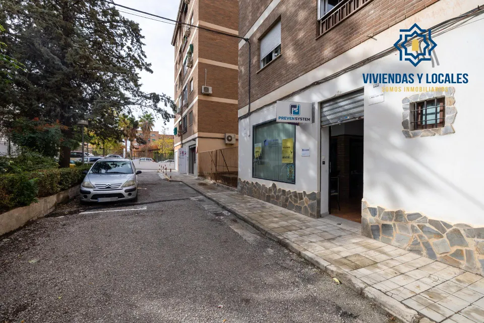Local comercial en Granada, espalda Parque Lagos. Zona Colegio El Carmelo - Carrefour