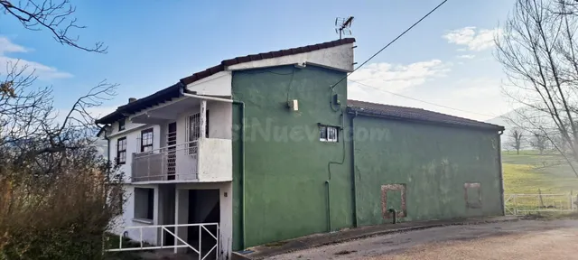 Amplia finca con varias edificaciones - foto 3