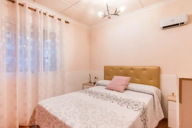 Casa con garaje, terraza y mucho potencial en los ramos — 13