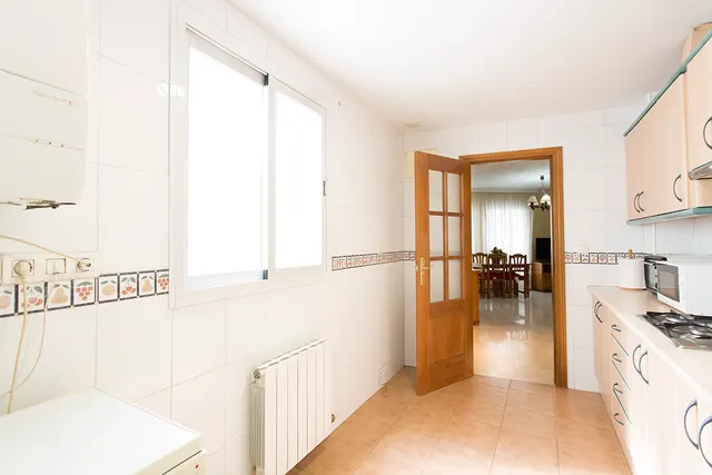Albayzin bajo zona. piso 3 dormitorios. 2 baños. salón. cocina. calefacción. luminoso. — 14