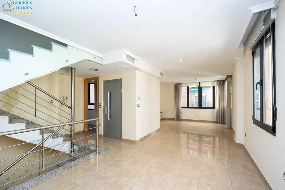Casa exclusiva junto a Acera del Darro. Pleno centro de Granada. Seminueva y con ascensor propio