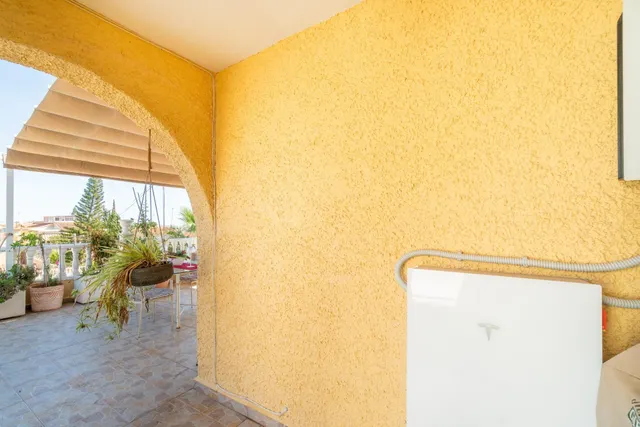 Maravilloso chalet pareado (aprox. 130 m2 + terrazas y garaje) con 4 dormitorios y 2 baños. Amplia parcela privada (516 m2) con jardín y gran piscina. — 48