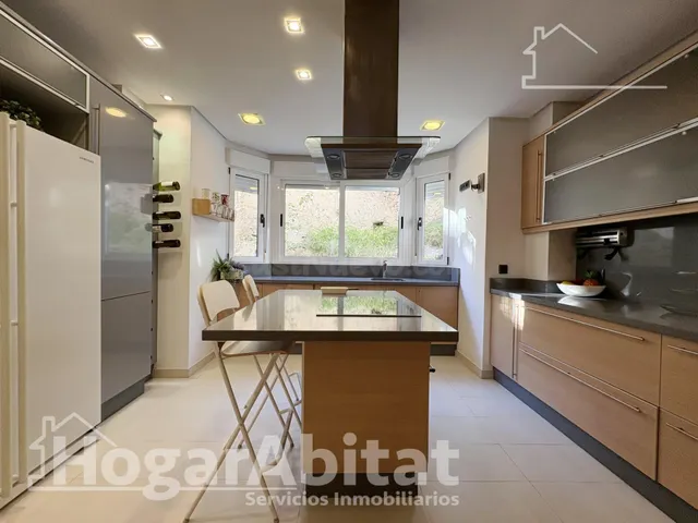 ¡CERCA DE LA PLAYA! PRECIOSA CASA CON GARAJE, ASCENSOR, DOS  - foto 4