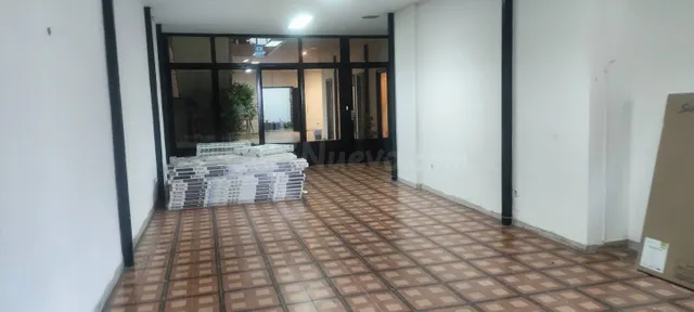 Gran local de 370 m2 con vado, almacén y oficinas junto a la - foto 4