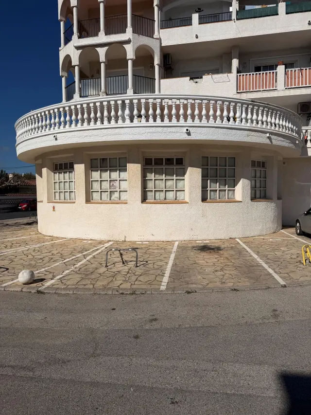 Local comercial de 157 m2 con 2 plazas de aparcamiento en Em - foto 2