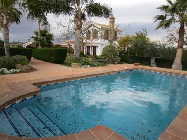 CHALET DE LUJO CON PISCINA, JARDIN Y BARBACOA