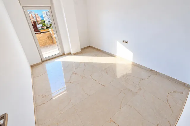Se vende atico 5 habitaciones  totalmente reformado con vistas al mar  en pleno centro d Benidorm — 23