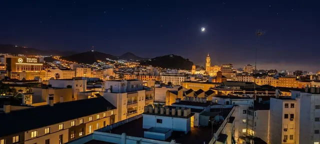 Málaga a sus pies: ático de esquina con vistas panorámicas a