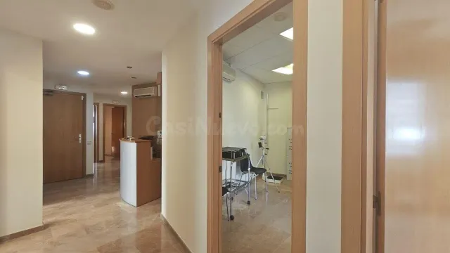 Amplio local comercial con varios despatxos en pleno eje com - foto 5
