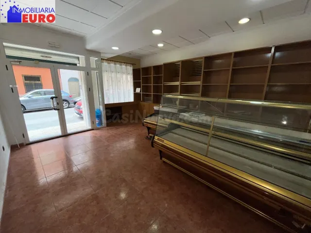 Local comercial TOTALMENTE ACONDICIONADO con casa de madera - foto 2