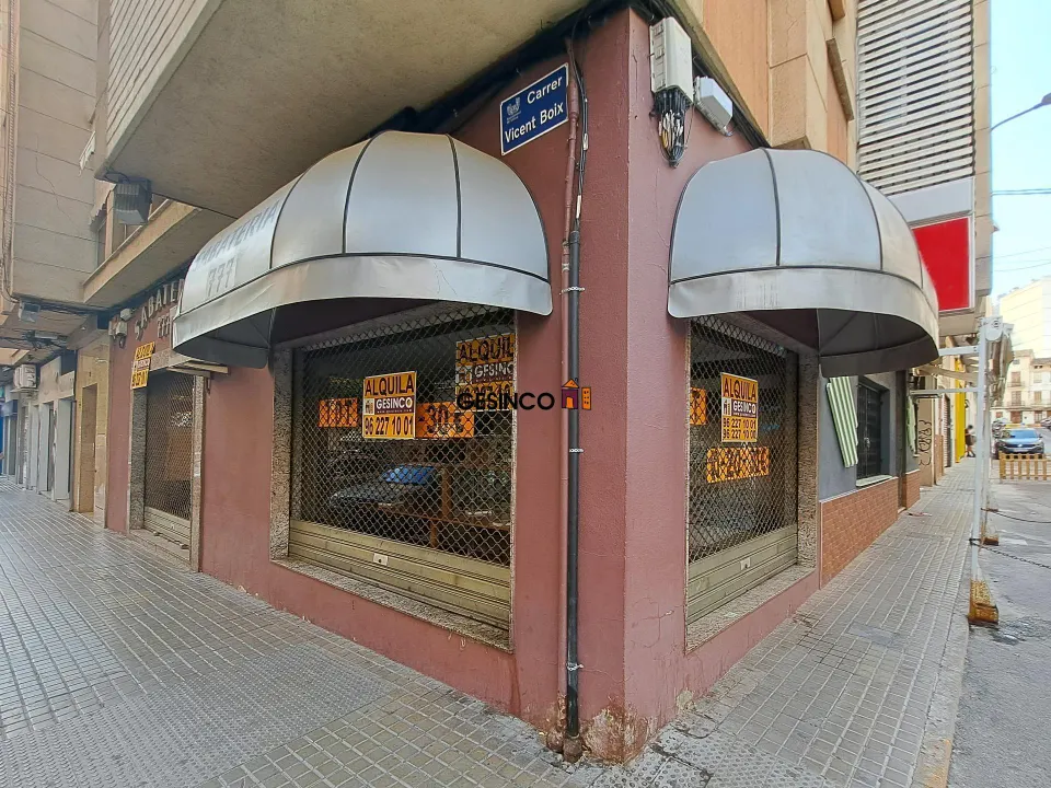 LOCAL COMERCIAL HACIENDO CHAFLÁN EN ZONA TRANSITADA