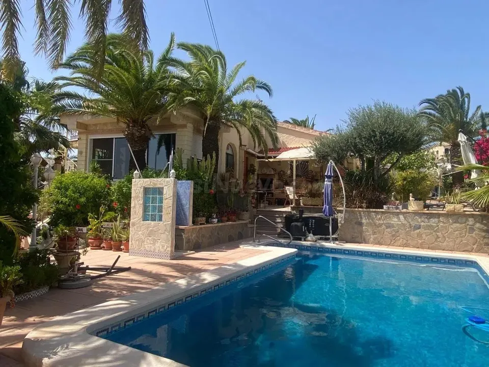 Chalet independiente de planta única con piscina privada, placas solares y vistas al mar en Rojales / Vega Baja