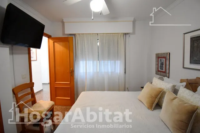 Confort y vistas al mar en este espacioso piso con balcón, gran garaje y trastero junto a la playa — 13