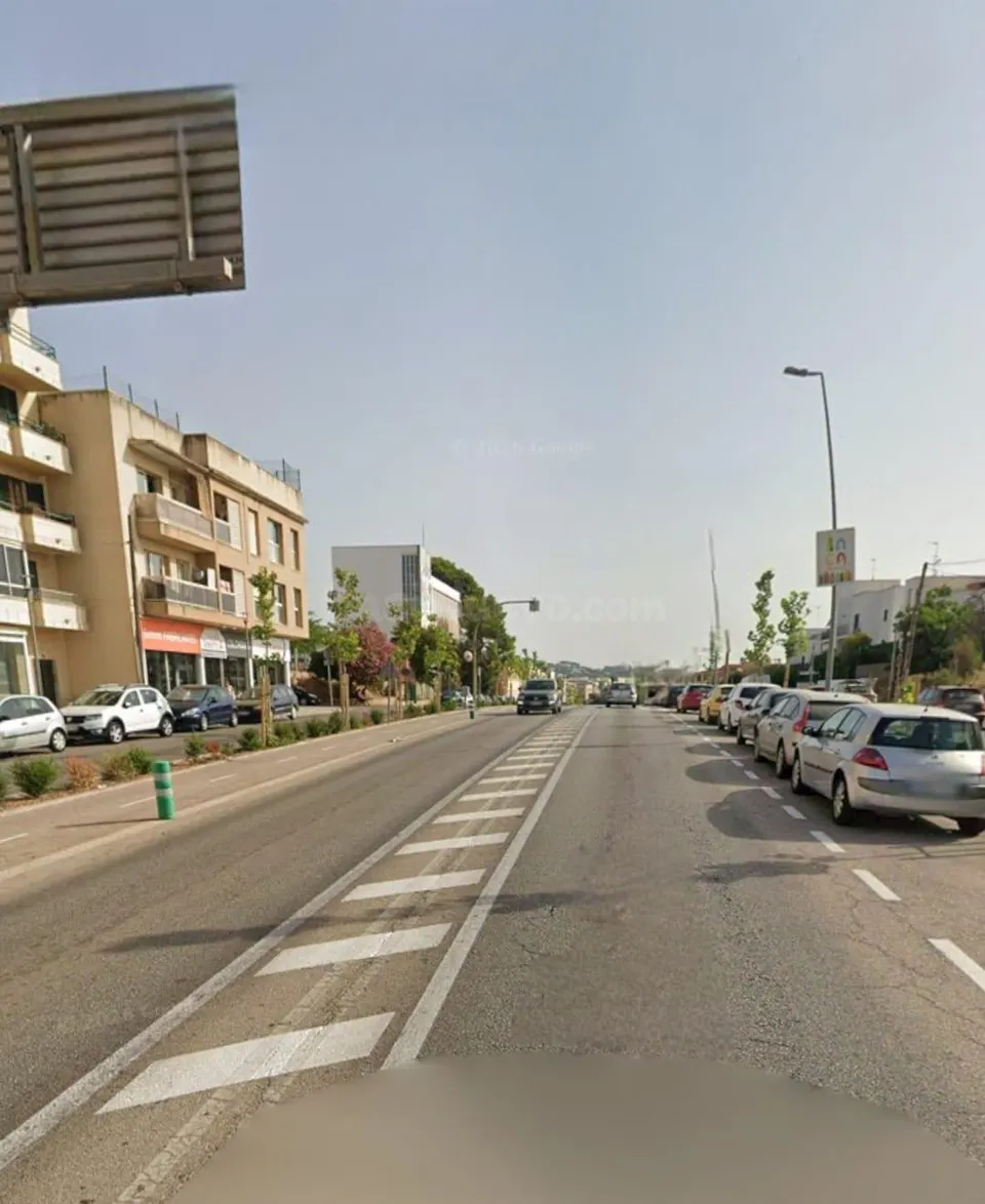 Se vende local comercial con posibilidad de hacer cambio de uso a vivienda