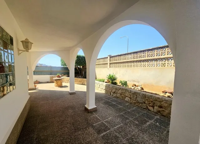 Exceptional Detached Corner Villa with Swimming Pool and Prime Location — 42