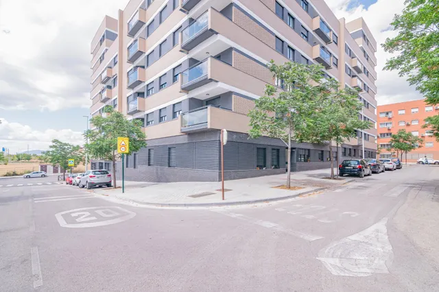 OPORTUNIDAD EN VENTA DE PISO VPO DE 3 DORMITORIOS EN BARRIO ALBAYDA CON PLAZA DE GARAGE Y TRASTERO — 48