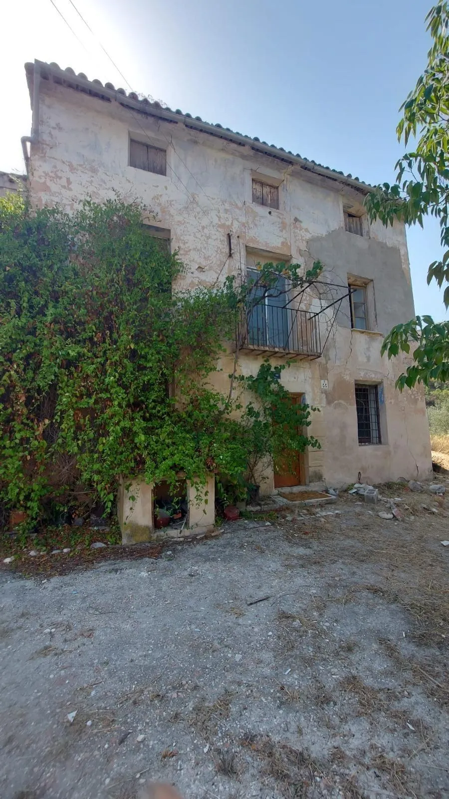 Amplia Casa con Terreno en el Corazón de Alcoy