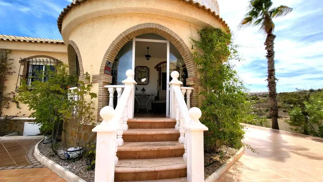 Chalet esquina de 3 Dormitorios y 3 Baños en parcela grande arreglada de 600m2 con piscina y garaje privado — 29