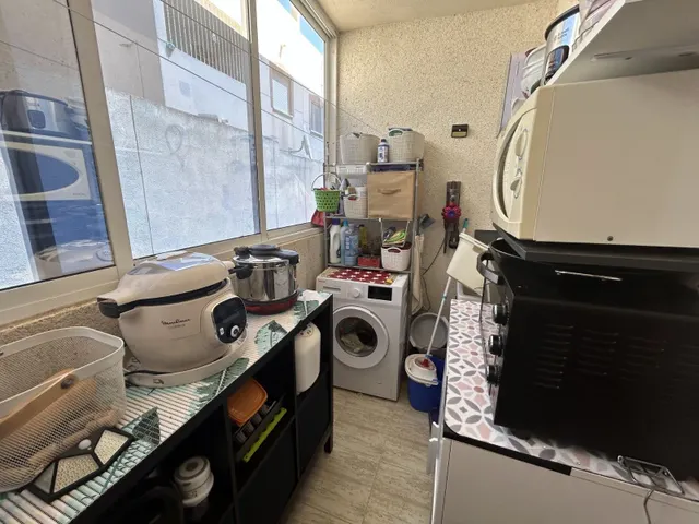 Apartamento esquinero luminoso y espacioso de dos plantas (aprox. 90 m2 - plantas 1 y 2) con gran terraza en la planta baja, 3 balcones (2 al sur y 1 al norte) y una gran piscina comunitaria. — 18