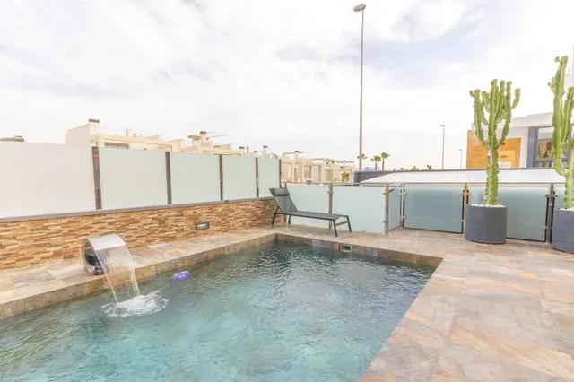 VILLA DE 3 DORMITORIOS Y 3 BAÑOS CON PISCINA EN LOMAS DE CABO ROIG, ORIHUELA COSTA — 11