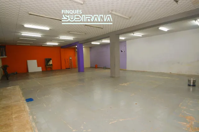 LOCAL COMERCIAL EN VENDA  A IGUALADA - BARRI DEL SANT CRIST — 3