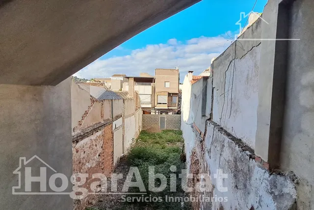¡OPORTUNIDAD INCREÍBLE! TERRENO URBANO AMPLIO Y CON COCHERA — 24