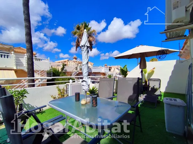 Espacio exterior, luz y privacidad en este adosado reformado en esquina con gran terraza y piscina comunitaria — 15